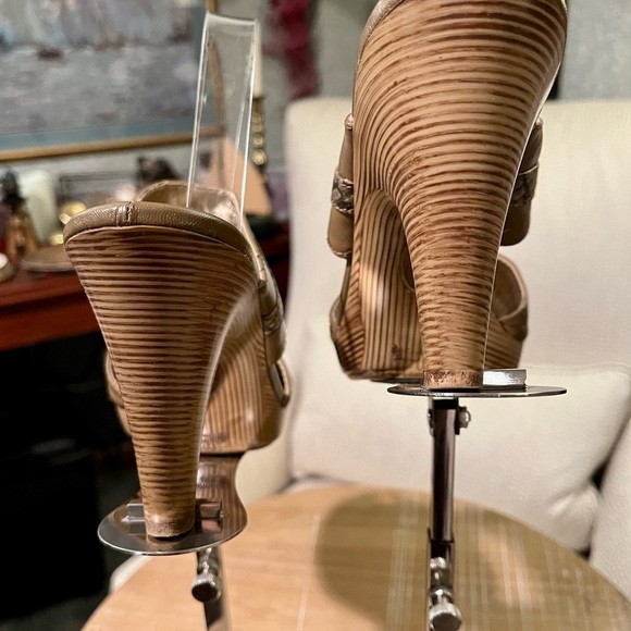 SOFFT Women's 8W Taupe Beige‎ Leather Snakeskin Pump Spool Heel Slip-On Sandals - Picture 7 of 14